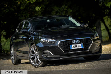 Hyundai I30 Fastback – front three-quarter, black on a country road
