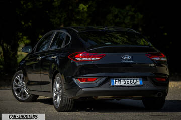 Hyundai I30 Fastback – rear three-quarter, black parked on an asphalt road
