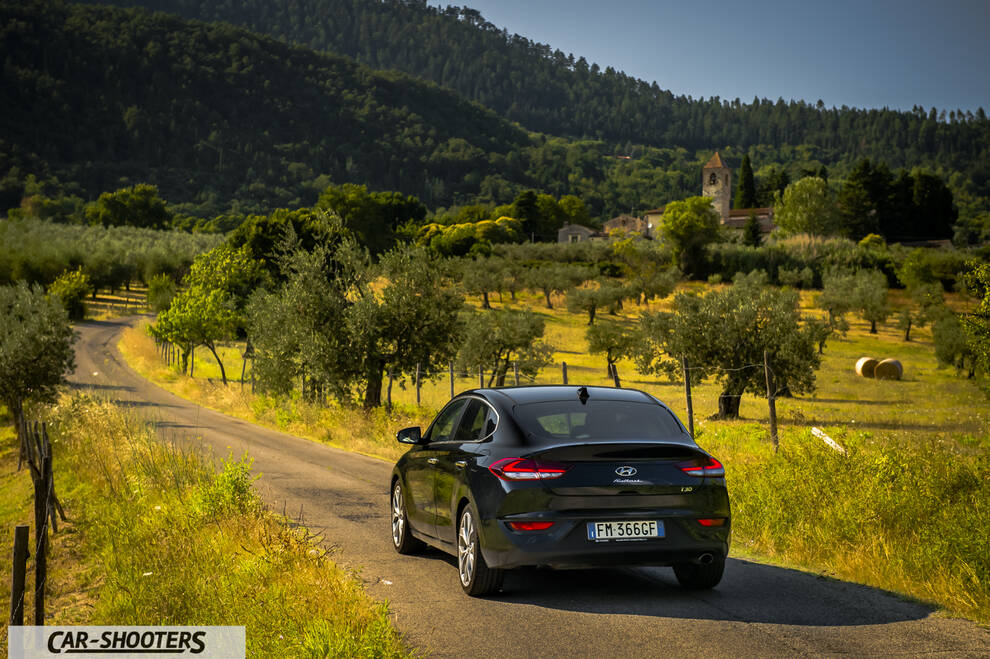 Hyundai I30 Fastback – rear three-quarter, dark grey on a country road
