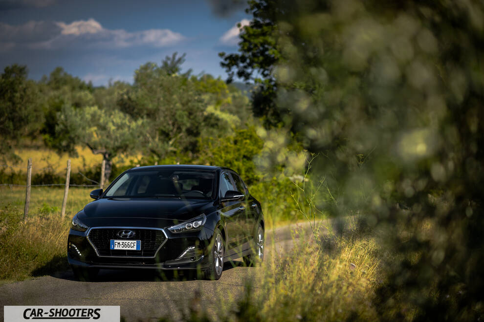 Hyundai I30 Fastback – front three-quarter, black on a country road