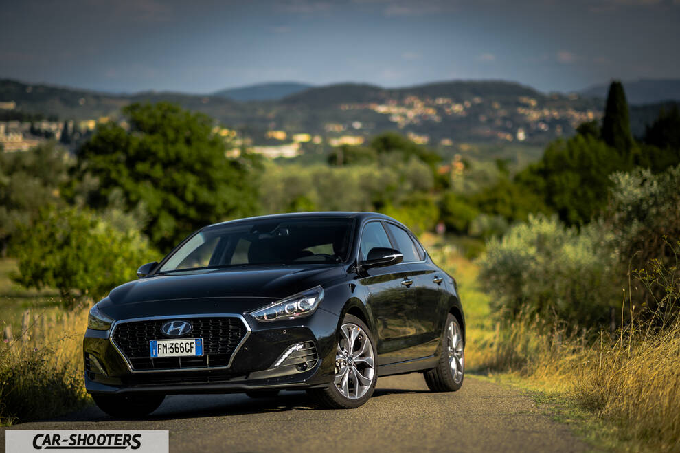 Hyundai I30 Fastback – front three-quarter, black on a country road