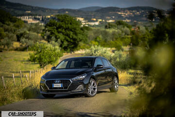 Hyundai I30 Fastback – front three-quarter, black on a country road