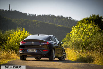 Hyundai I30 Fastback – rear three-quarter, black on a country road
