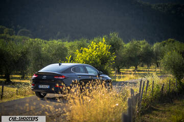 Hyundai I30 Fastback – rear three-quarter, dark grey on a country road