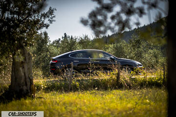 Hyundai I30 Fastback – side profile, black on a country road