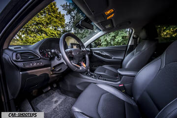 Hyundai I30 Fastback – interior, black leather front seats