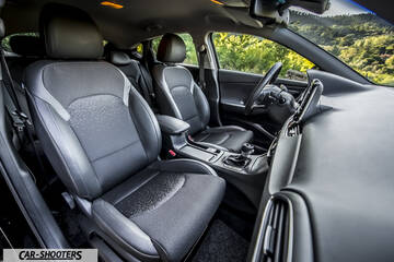 Hyundai I30 Fastback – interior, dark cloth and leather front seats