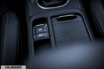 Hyundai I30 Fastback – interior, center console with parking brake