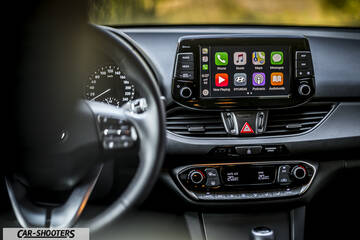 Hyundai I30 Fastback – dashboard, with apple carplay display