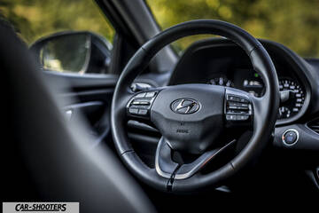 Hyundai I30 Fastback – dashboard, leather steering wheel close-up