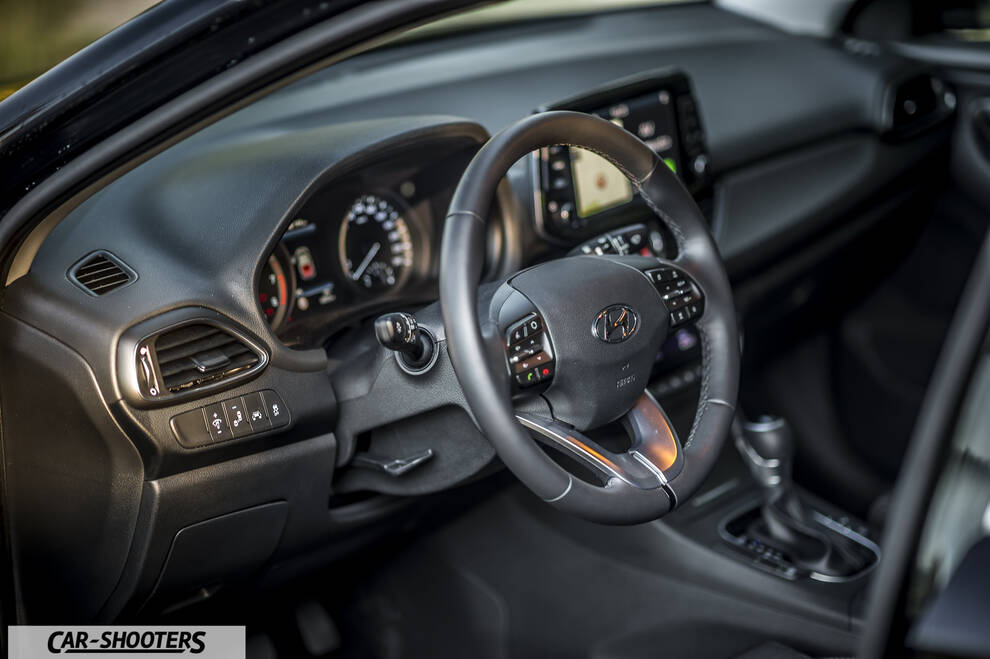 Hyundai I30 Fastback – dashboard, modern steering wheel and console
