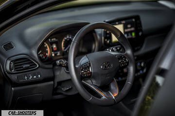Hyundai I30 Fastback – dashboard, leather steering wheel close-up