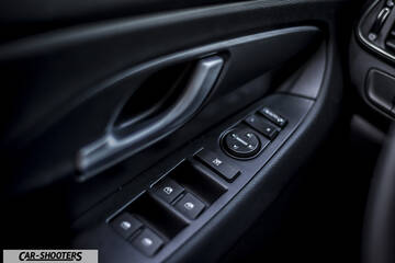 Hyundai I30 Fastback – interior, door panel controls