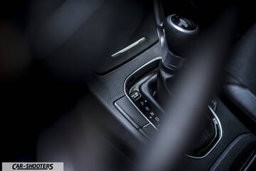 Hyundai I30 Fastback – interior, center console with gear shifter