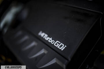 Hyundai I30 Fastback – engine bay, engine cover close-up