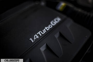 Hyundai I30 Fastback – engine bay, engine cover close-up