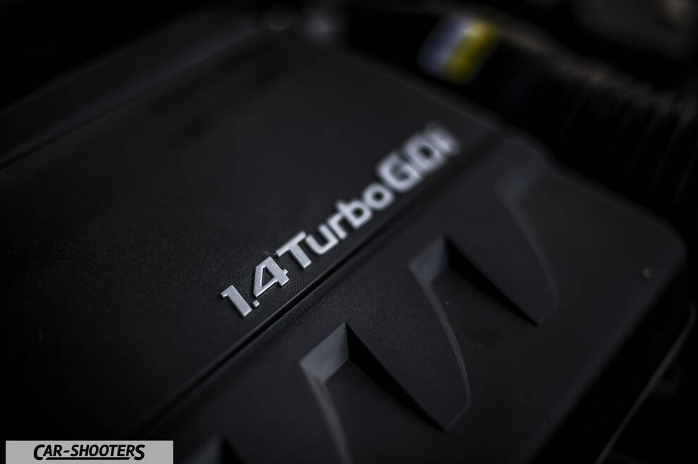 Hyundai I30 Fastback – engine bay, engine cover close-up