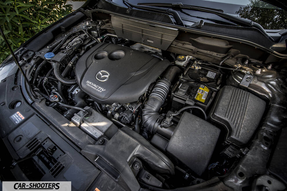 Mazda CX 5 – engine bay, engine bay with engine cover