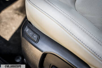 Mazda CX 5 – detail, power seat controls close-up