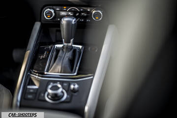 Mazda CX 5 – detail, gear shifter and center console