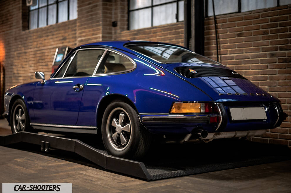 Porsche – rear three-quarter, blue in a brick garage
