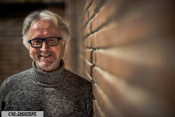 Porsche – detail, man leaning against brick wall