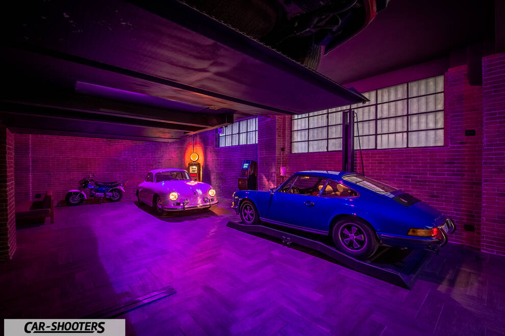 Porsche – rear three-quarter, blue on a car lift in a garage