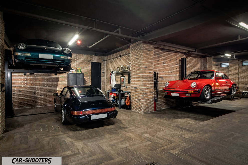 Porsche – rear three-quarter, dark blue in a brick garage