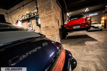 Porsche – rear three-quarter, dark blue in a brick garage