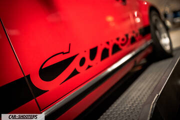 Porsche – detail, side graphic close-up