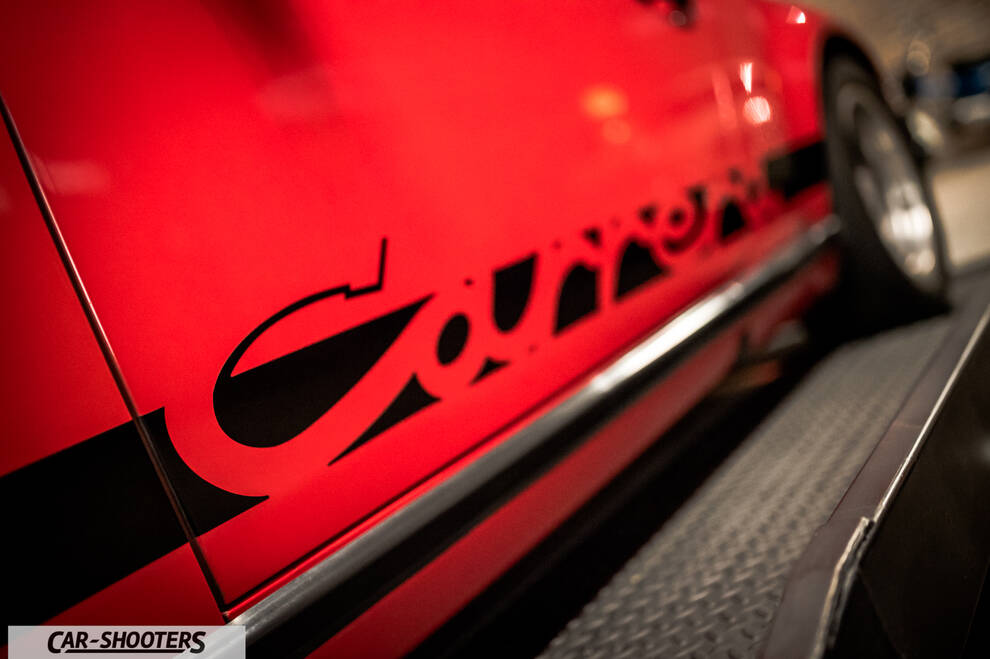 Porsche – detail, side graphic close-up