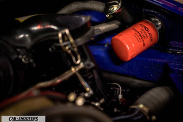 Porsche – engine bay, orange oil filter close-up