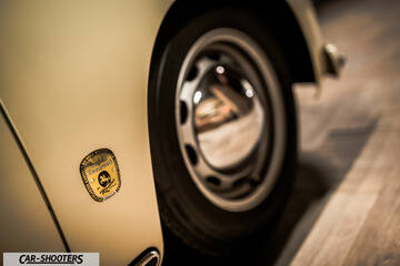 Porsche – detail, wheel and emblem close-up