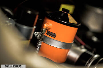 Porsche – engine bay, orange oil filter close-up