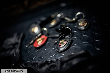 Porsche – detail, car keys on a mat