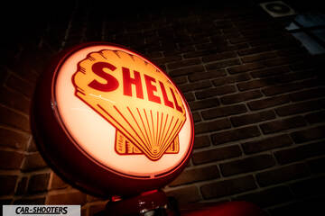 Porsche – detail, illuminated shell logo sign