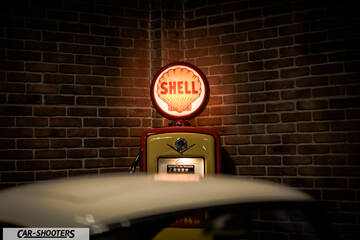 Porsche – detail, vintage shell gas pump