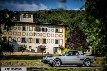 Fiat X1 9 Storia – side profile, silver against a large villa backdrop
