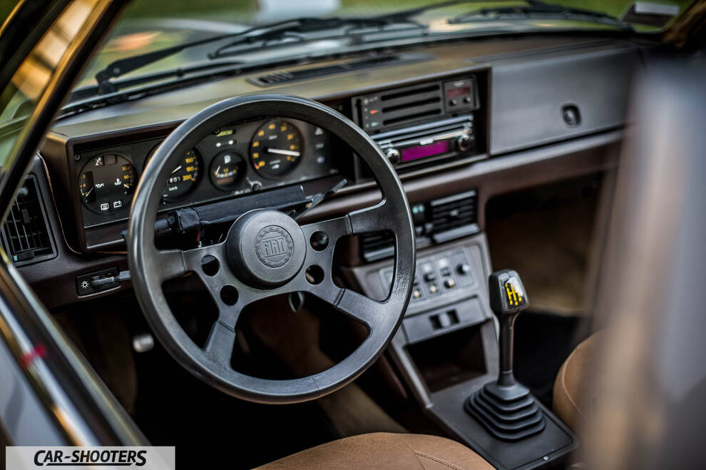 Fiat X1 9 Storia – dashboard, vintage dashboard with manual shifter