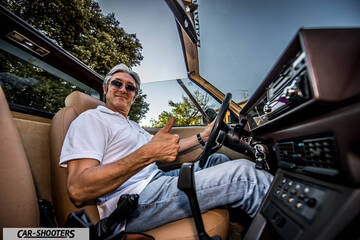 Fiat X1 9 Storia – interior, driver giving a thumbs up