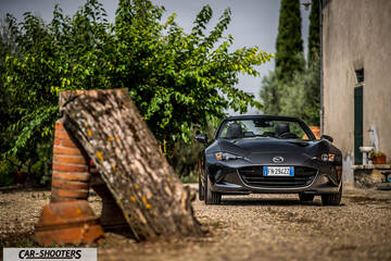 Mazda MX 5 Cherry Edition – front three-quarter, dark grey parked near a rustic building