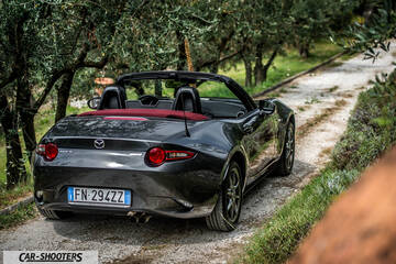 Mazda MX 5 Cherry Edition – rear three-quarter, dark grey metallic on a country path