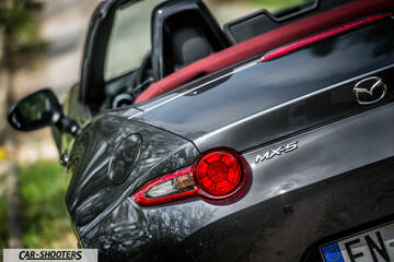 Mazda MX 5 Cherry Edition – rear three-quarter, grey metallic on a paved road
