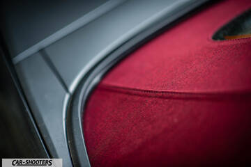 Mazda MX 5 Cherry Edition – detail, red fabric soft top close-up