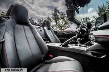 Mazda MX 5 Cherry Edition – interior, leather front seats