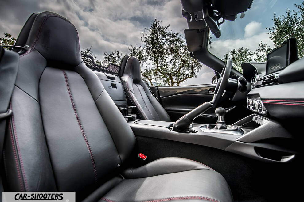 Mazda MX 5 Cherry Edition – interior, leather front seats