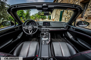 Mazda MX 5 Cherry Edition – dashboard, leather front seats