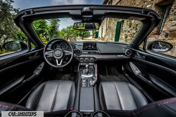 Mazda MX 5 Cherry Edition – dashboard, leather front seats