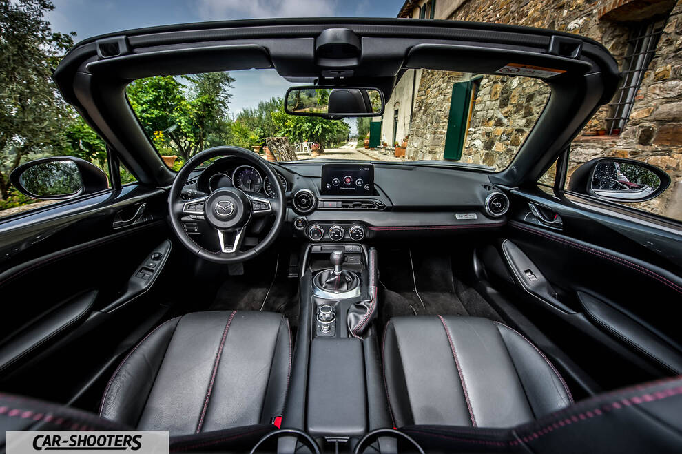 Mazda MX 5 Cherry Edition – dashboard, leather front seats