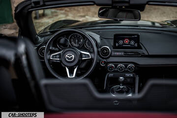 Mazda MX 5 Cherry Edition – dashboard, modern steering wheel and infotainment screen